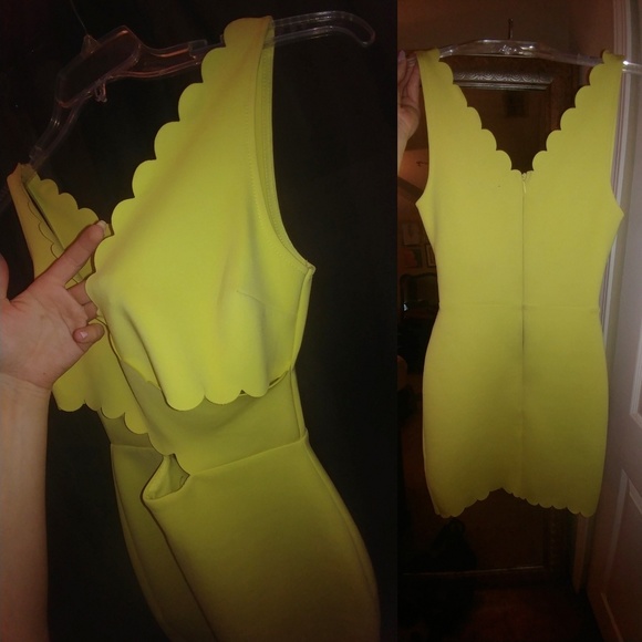 Sold!! TOPSHOP Cutout Scallop Edge Body-Con Dress - Picture 4 of 8